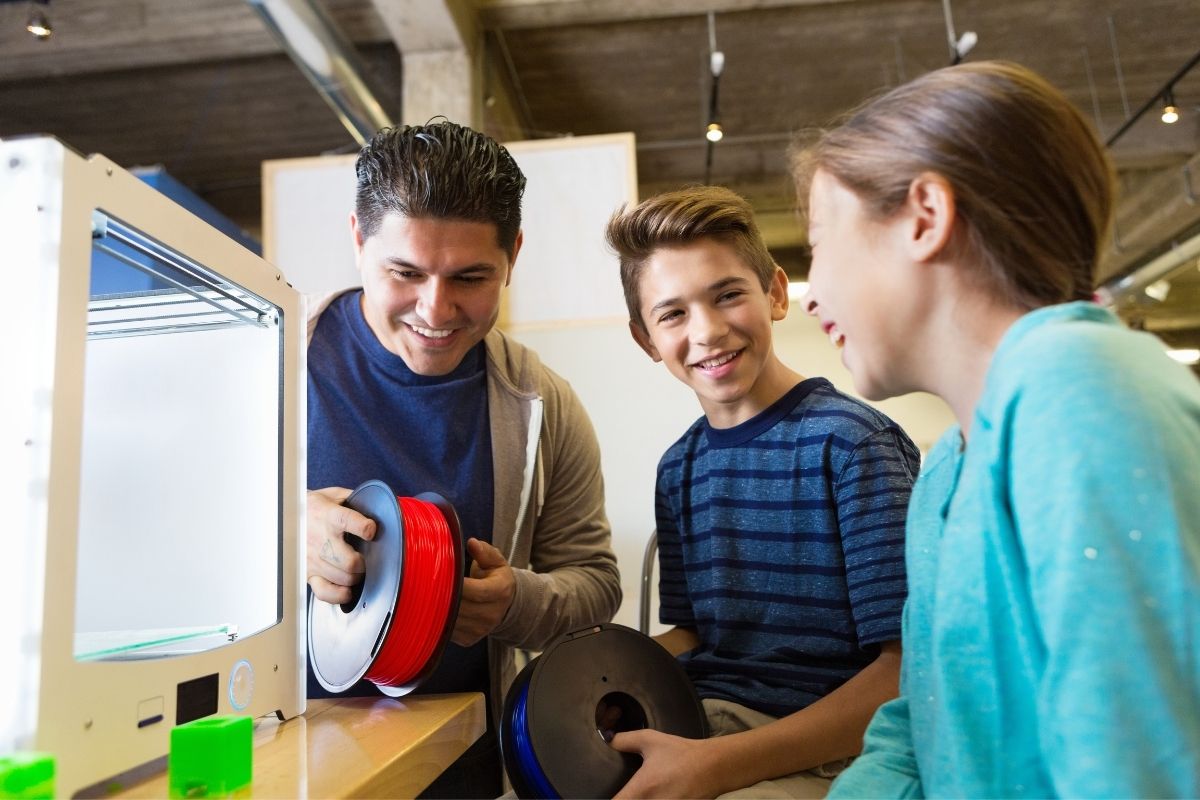 How Makerspaces Promote Collaboration and Creativity